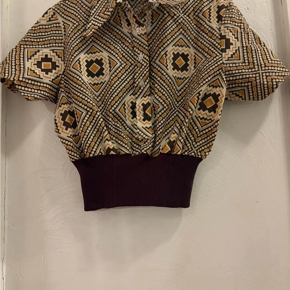 Geometric Patterned Short Sleeve Top - Picture 2 of 7